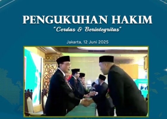 Ketua Mahkamah Agung (MA) menyalami hakim  pengadilan tingkat pertama pada empat lingkungan peradilan seluruh Indonesia yang dilantik pada Kamis (12/6/2025) di Balairung Gedung Tower Mahkamah Agung. Foto YouTube MA.
