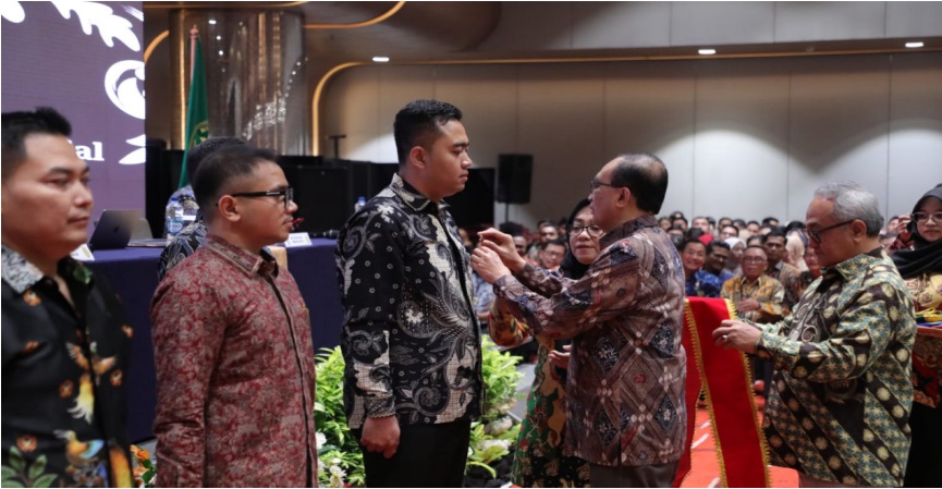 Ketua Mahkamah Agung Prof. Dr. H. Sunarto, S.H., M.H mengukuhan hakim baru dengan pemberian medali. Foto dokumentasi Humas MA