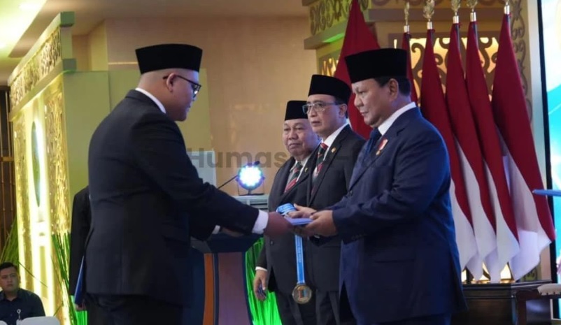 Presiden Prabowo Subianto saat menyerahkan Surat Keputusan Presiden tentang Pengangkatan Hakim dalam acara Pengukuhan Hakim pada Kamis 12 Juni 2025. Sumber: Humas MA RI