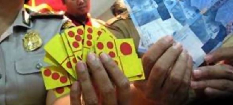 Ilustrasi. Polisi memperlihatkan barang bukti tindak pidana judi domino. Foto tribratanews.kalsel.polri.go.id/