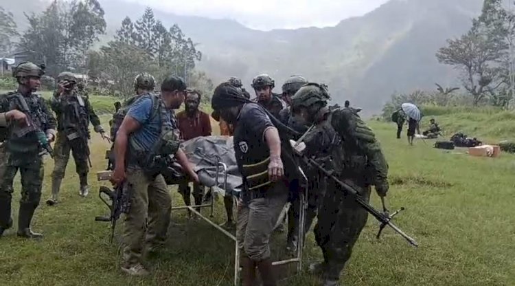 Operasi bersama antara TNI di bawah Kogabwilhan dan Polri yang tergabung dalam Satgas Ops Damai Cartenz-2025 serta Polda Papua mengevakuasi korban serangan yang dilakukan KKB di Kabupaten Yahukimo, Papua, Minggu (23/3/2025). foto tribratanewssikka.com