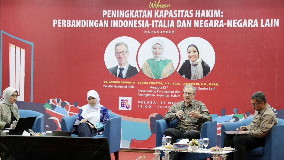 Pengacara Italia Jacopo Cappuccio saat menjadi pembicara pada webinar "Peningkatan Kapasitas Hakim: Perbandingan Indonesia-Italia dan Negara-Negara Lain", Selasa (27/5/2025). Foto dokumentasi KY.