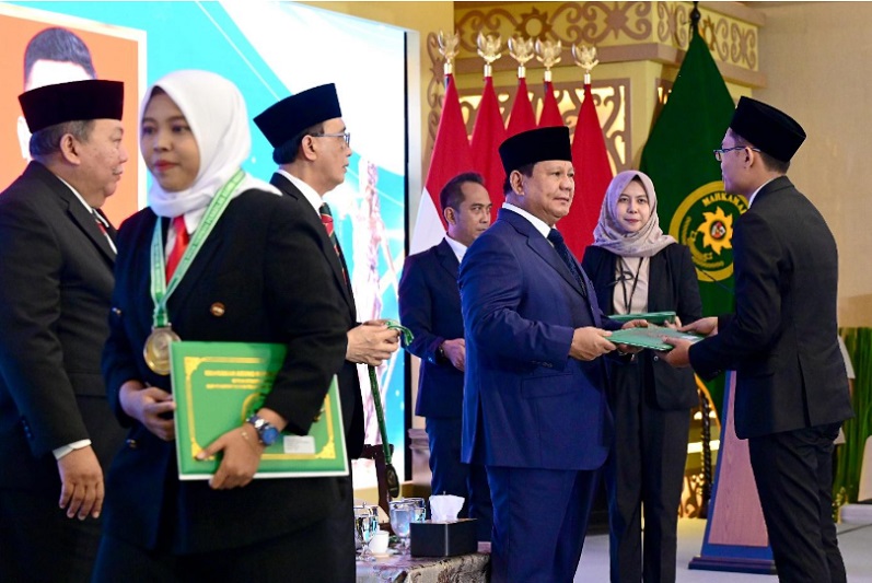 Presiden didampingi Ketua Mahkamah Agung melaksanakan pengukuhan kepada Hakim Angkatan IX Mahkamah Agung pada Kamis (12/6) di Balairung Gedung Tower Mahkamah Agung. Foto dokumentasi Badilum MA-RI