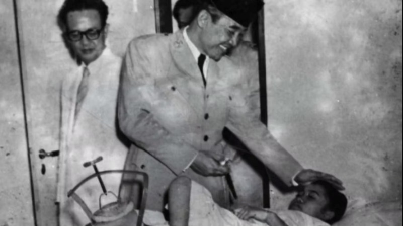 Bung Karno saat menjenguk korban pelemparan granat di Cikini pada 1957. Dokumentasi Historia.id