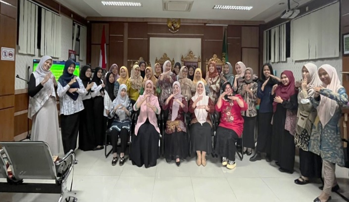 Pengurus dan anggota Dharmayukti Karini Cabang Sawahlunto berpose dengan sikap siap menjadi deorang dirigen. Foto dokumentasi pribadi.
