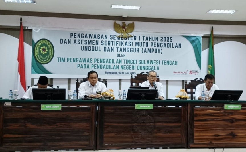 Wakil Ketua Pengadilan Tinggi Sulawesi Tengah, Shoe, S.H., M.H., saat memberikan Pembinaan dihadapan Pimpinan, Hakim, dan Aparatur Pengadilan Negeri Donggala pada Senin (16/6/2025) di Aula Pengadilan Negeri Donggala. Foto dokumentasi PN Donggala.