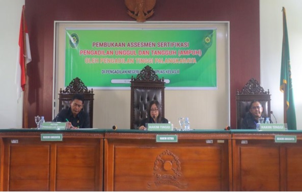 Segenap aparatur Pengadilan Negeri Kuala Kapuas mengikuti kegiatan Asesmen Sertifikasi Pengadilan Unggul dan Tangguh (AMPUH) oleh Tim Pengawasan dari Pengadilan Tinggi Palangka Raya. Foto dokumentasi PN Kuala Kapuas