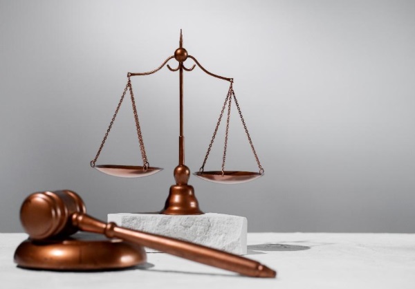 Antara Hukum yang Ditulis dan Hukum yang Dirasakan