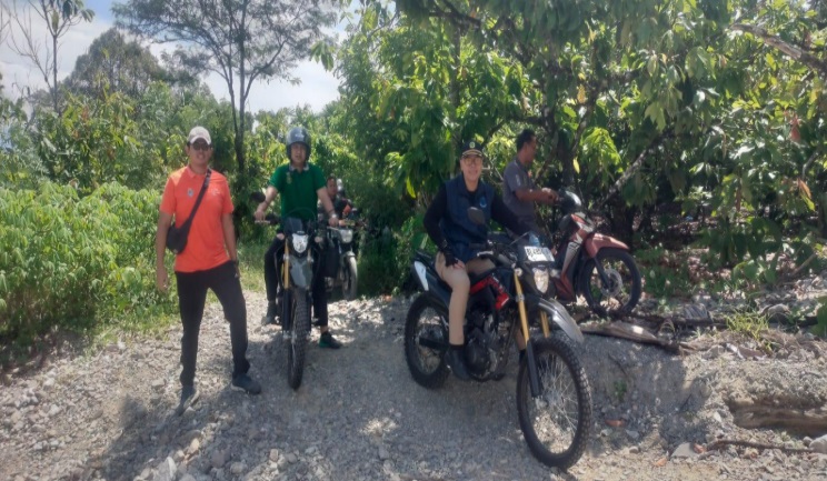 Majelis Hakim Pengadilan Negeri Kutacane sedang melakukan perjalanan ke lokasi pemeriksaan setempat (descente) di gugusan pegunungan Leuser. Foto dokumentasi PN Kutacane.