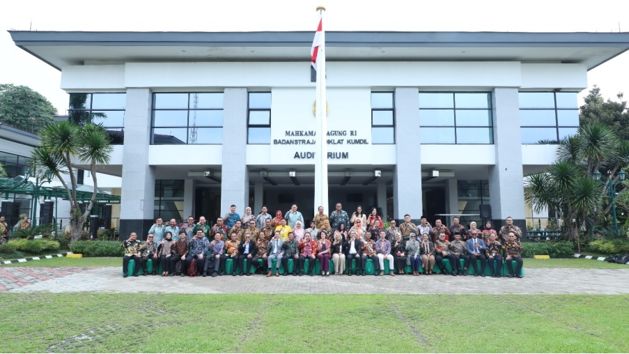 Peserta diskusi antara Hoge Raad der Nederlanden (Mahkamah Agung Kerajaan Belanda) dan Mahkamah Agung berfoto bersama seusai acara pada Kamis (19/6/2025). Foto Dokumentasi: Humas MA