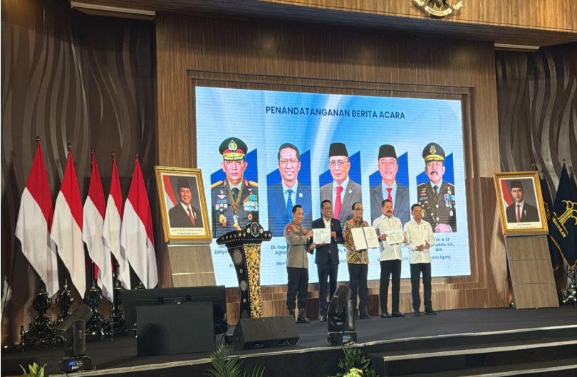Ketua Mahkamah Agung menghadiri undangan penandatanganan naskah Daftar Inventarisasi Masalah (DIM) RUU KUHAP yang diselenggarakan Kementerian Hukum Republik Indonesia pada Senin (23/6/2025). Foto dokumentasi Humas MA