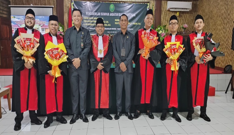 Ketua PN Tual berfoto bersama Hakim PN Tual Yang Baru Diambil Sumpah Dan Dilantik, Foto: Dokumentasi Humas PN Tual