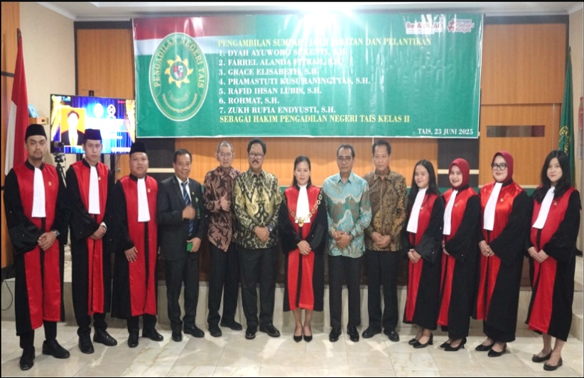 PN Tais menyelenggarakan pengambilan sumpah/janji jabatan dan pelantikan terhadap tujuh Hakim Angkatan IX di Ruang Sidang Utama Cakra dengan dipimpin oleh Ketua Pengadilan Negeri Tais, Mince Setiawaty Ginting, S.H., M.Kn. Foto dokumentasi PN Tais