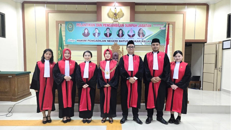 Ketua Pengadilan Negeri Batusangkar Sylvia Yudhiastika melantik enam hakim baru angkatan IX Mahkamah Agung di Ruang Sidang Kartika Pengadilan Negeri Batusangkar pada Selasa (24/6/ 2025). Foto dokumentasi PN Batusangkar.