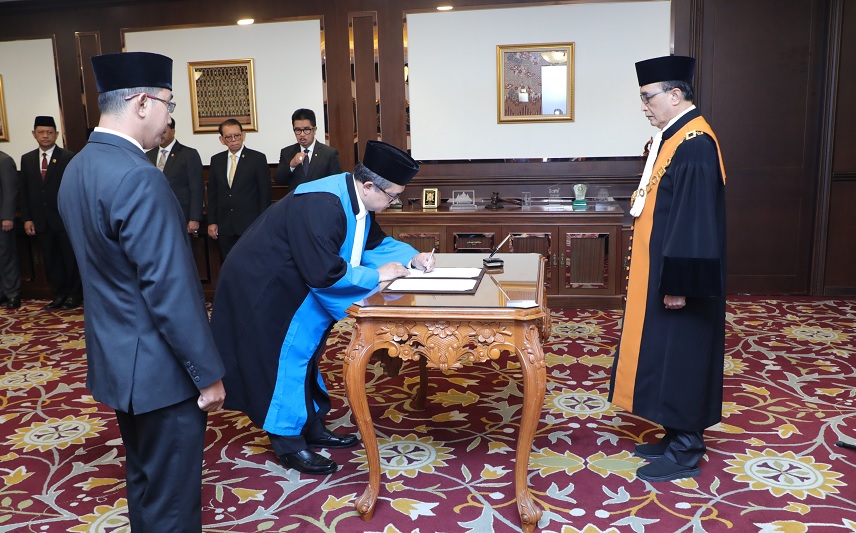 Ketua Mahkamah Agung RI, Prof. Dr. H. Sunarto, S.H., M.H. memandu sumpah jabatan Dr. Mohammad Wangsit Supriyadi, S.E., S.H., M.A.B  sebagai Wakil Ketua I Pengadilan Pajak Bidang Non Yudisial, pada Selasa (24/6/2025) di lantai 13  Gedung MA. Foto Humas MA