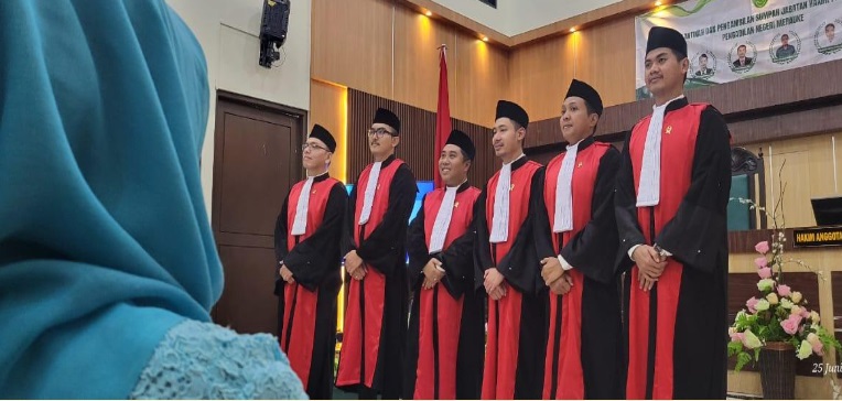 Perjuangan seorang ibu, tak pernah tercatat dalam catatan negara. Namun pada momen pelantikan hakim ini, perjuangan itu hadir begitu nyata menyusup di sela-sela isak haru. Foto dokumentasi PN Merauke