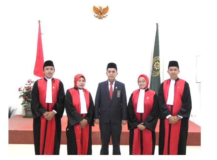 Ketua PN Sawahlunto  Tofan Husma Pattimura, S.H.  berfoto bersama dengan 4 Hakim yang baru bilantik. Foto dokumentasi PN Sawahlunto