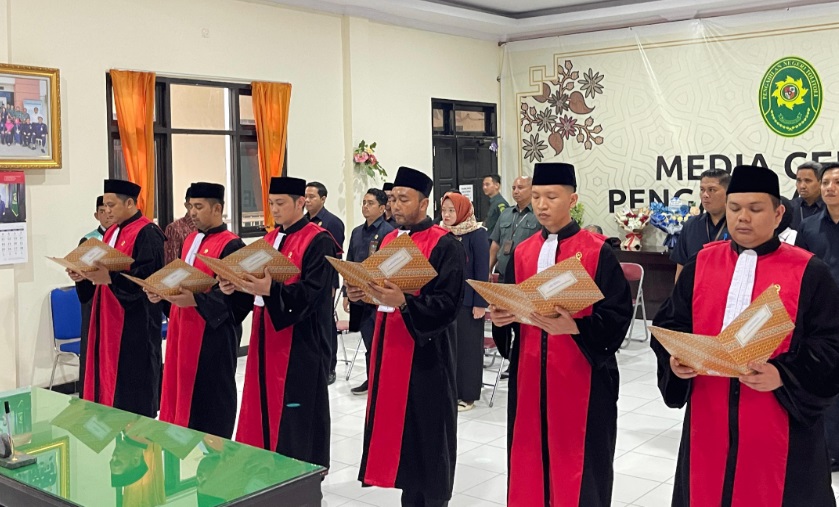 Ketua Pengadilan Negeri (PN) Tolitoli Arri Djami, S.H., M.H., secara resmi melantik dan mengambil sumpah 6 (enam) Hakim baru di lingkungan Pengadilan Negeri Tolitoli pada Rabu (25/6/2025). Foto dokumentasi PN Tolitoli.