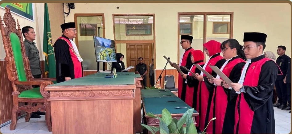 Pelantikan dan Pengambilan Sumpah Jabatan Sebagai Hakim pada PN Muaro oleh YM Ketua Pengadilan Negeri Muaro Yudith Wirawan, S.H.,M.H. di Ruang Sidang Garuda PN Muaro, Rabu (25/6/2025). Foto Instagram PN Muaro.