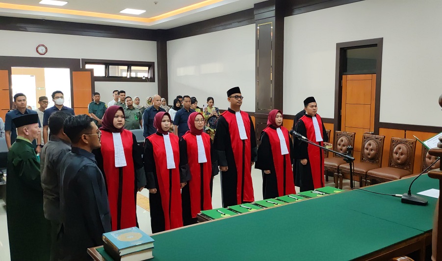 Ketua PN Pulau Punjung Diana Dewiani,S.H.,M.H secara resmi melantik enam hakim baru Angkatan IX, Rabu (25/6/2025). Foto dokumentasi PN Pulau Punjung.