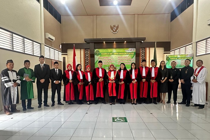 Ketua Pengadilan Negeri (PN) Tanjung Jabung Timur, Anisa Primadona Duswara, S.H., M.H., secara resmi melantik dan mengambil sumpah jabatan delapan orang hakim baru pada Senin (23/6/2025). Foto dokumentasi PN Tanjung Jabung Timur
