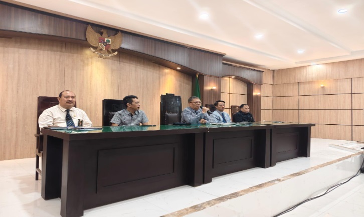 Jubir PT Surabaya Bambang Kustopo, S.H., M.H. berdiskusi dengan para mahasiswa. Dokumentasi Humas PT Surabaya