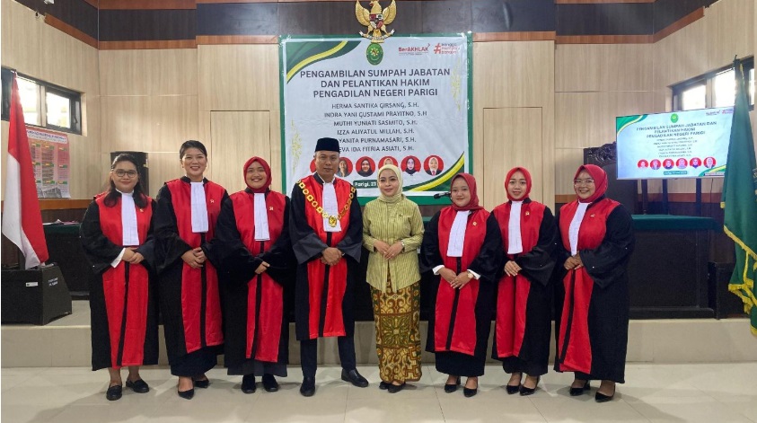 Foto bersama setelah pengucapan sumpah dan janji jabatan hakim di hadapan Ketua Pengadilan Negeri Parigi, Zainal Ahmad, S.H., di Ruang Sidang Utama Pengadilan Negeri Parigi, pada Senin (23/6/2025). Foto PN Parigi.