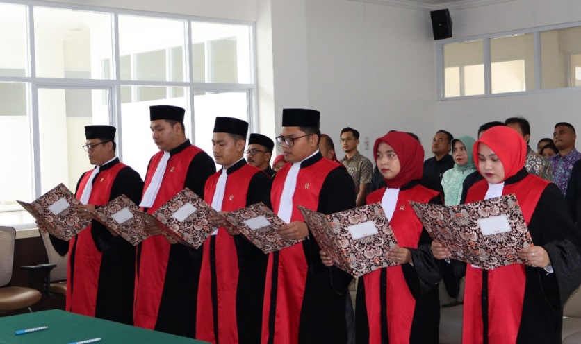Ketua Pengadilan Negeri Meureudu, Samsul Maidi, S.H., M.H., melantik enam hakim pada Pengadilan Negeri Meureudu di Aula Pengadilan Negeri Meureudu pada Rabu (25/6/2025). Foto dokumentasi PN Meureudu.