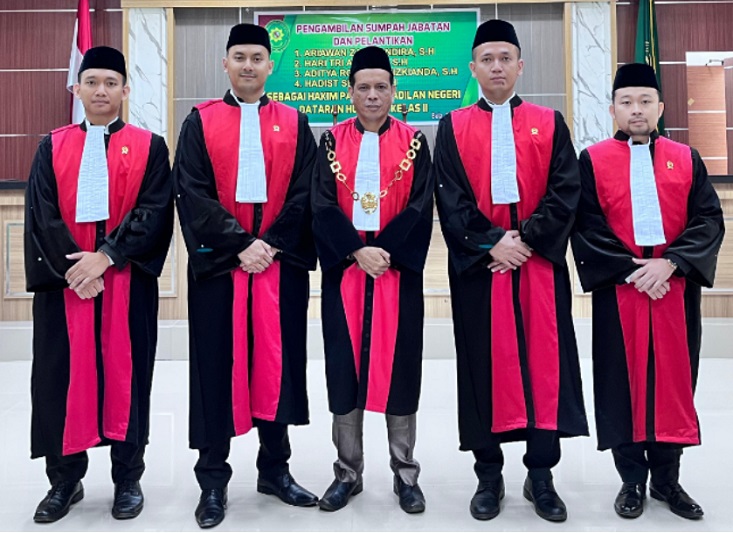 Hakim PN Dataran Hunimoa yang dilantik pada Selasa (24/6/2025). Foto dokumentasi PN Dataran Hunimoa.