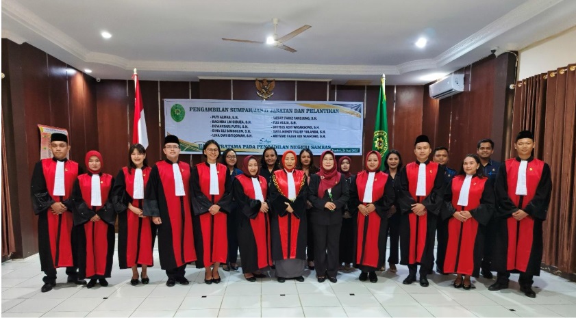 Ketua Pengadilan Negeri Sambas, Ratna Damayanti Wisudha, S.H. melantik dan mengambil sumpah/janji 10 (sepuluh) orang hakim pada Pengadilan Negeri Sambas Kelas II pada Selasa (24/6/2025). Foto dokumentasi PN Sambas.