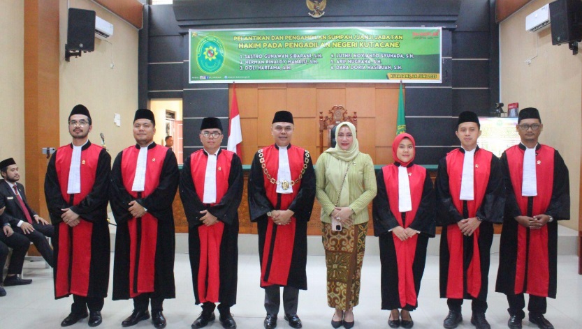 Foto bersama KPN Kutacane & Ketua DYK Cabang Kutacane bersama Hakim Cadas. Foto dokumentasi PN Kutacane
