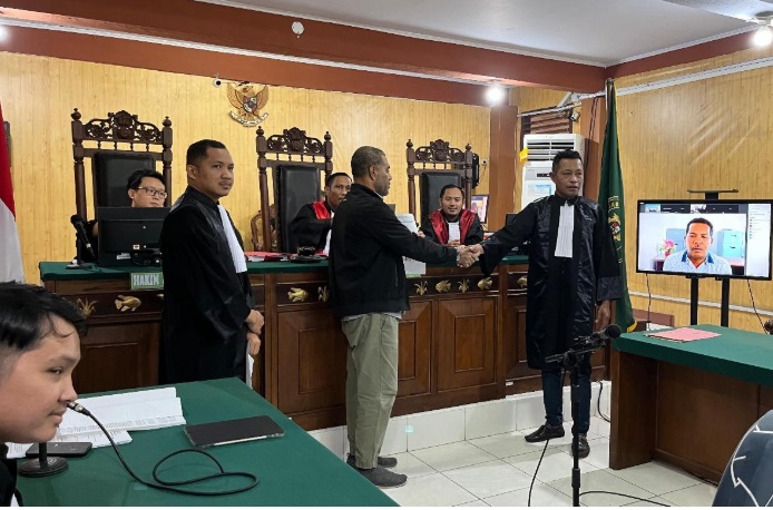 Majelis Hakim PN Tual menerapkan keadilan restoratif (restorative justice) dalam memeriksa dan mengadili perkara penganiayaan yang dilakukan terdakwa Muhusin Ngabalin alias Morgen pada sidang yang digelar Rabu (25/6/2025). Foto: dokumentasi pribadi.