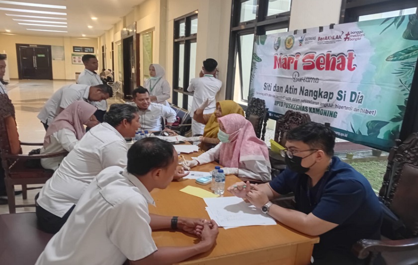 Cek kesehatan gratis bagi hakim dan aparatur PN Sampang. Dokumentasi PN Sampang.