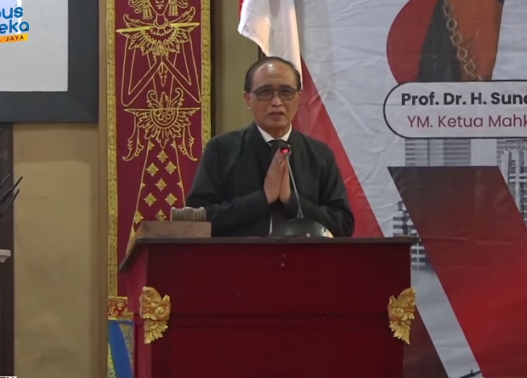 Ketua Mahkamah Agung Prof. Dr. H. Sunarto, S.H., M.H. memberikan sambutan dan kuliah umum pada Senin (30/6) di Fakultas Hukum Universitas Udayana, Denpasar. Foto YouTube MA