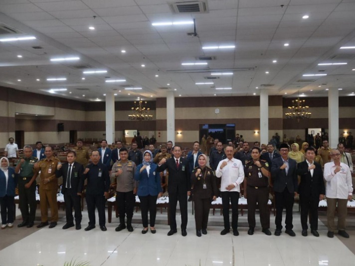 PN Kraksaan ikut berperan aktif dalam pelaksanaan Tri Dharma Perguruan Tinggi Universitas Airlangga dan didukung Pemerintah Kabupaten Probolinggo dengan pelaksanaan seminar hukum. Foto dokumentasi PN Kraksaan.