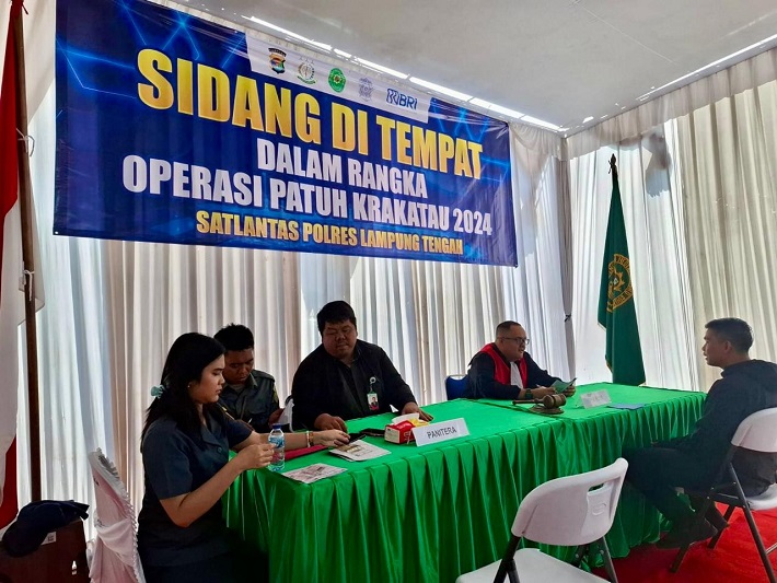 Hakim Pengadilan Negeri Gunung Sugih Anggoro Wicaksono, S.H., M.H., mewakili Pengadilan Negeri Gunung Sugih dalam persidangan perkara pelanggaran lalu lintas pada Selasa (23/7/2024), di Gunung Sugih, Lampung Tengah. Foto pn-gunungsugih.go.id/