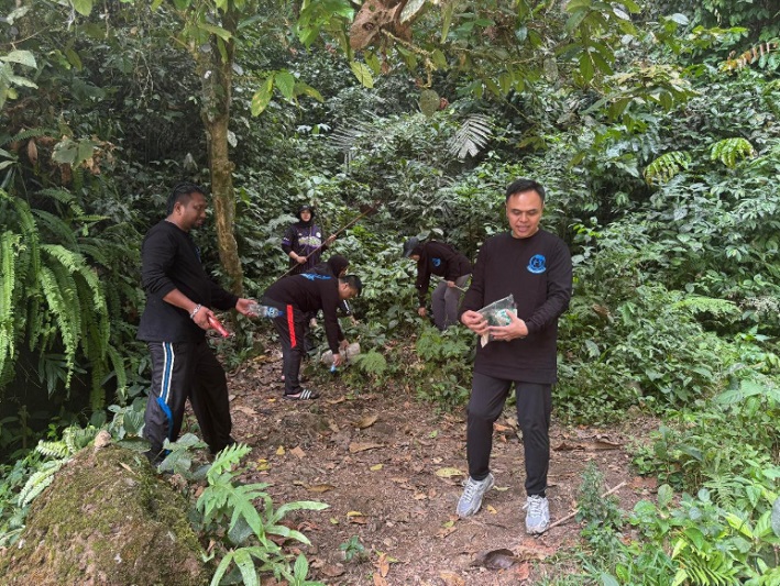 Tim dari PN Kutacane sedang membersihkan sampah yang terdapat di Taman Nasional Gunung Leuser. Foto dokumentasi PN Kutacane