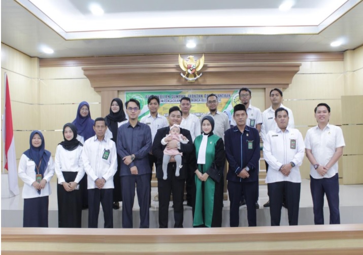Ketua Hakim Pengadilan Agama Nanga Bulik, H. Iman Hilman Alfarisi, S.H.I. melantik dan mengambil sumpah Aulia Fitriani Khaerunnisa, S.H. sebagai hakim di Pengadilan Agama Nanga Bulik, pada Senin (30/6/2025). Foto dokumentasi PA Nanga Bulik.
