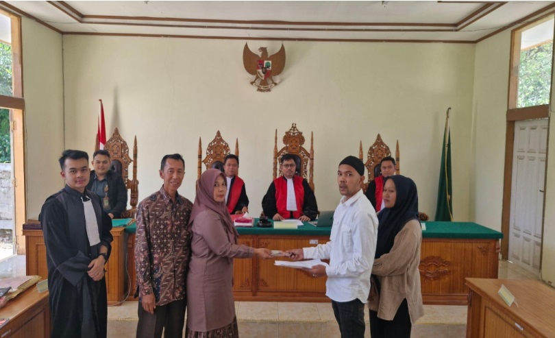 Persidangan di Pengadilan Negeri Tanjung Pati pada Rabu (11/6/2025), ketika dicapai kesepakatan perdamaian antara terdakwa dengan korban. Foto dokumentasi PN Tanjung Pati.