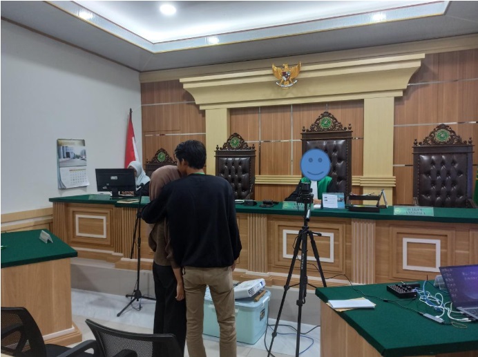 Kondisi haru di ruang Sidang Pengadilan Agama Nanga Bulik pascapembacaan penetapan pencabutan perkara perceraian. Foto dokumentasi PA Nanga Bulik.