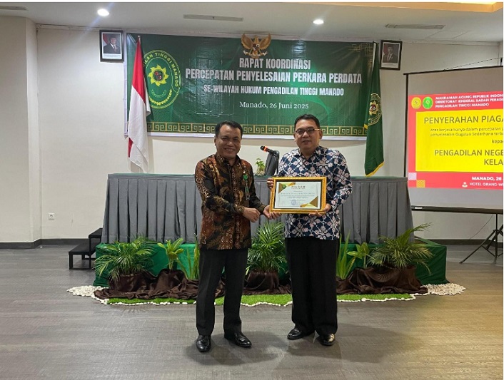 Pengadilan Negeri Kotamobagu meraih penghargaan sebagai pengadilan dengan penyelesaian perkara perdata gugatan sederhana tercepat dan terbanyak selama tiga tahun berturut-turut di seluruh wilayah hukum Sulawesi Utara. Foto dokumentasi PN Kotamobagu.