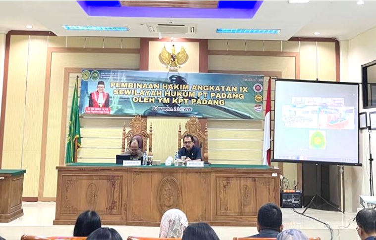 KPT Padang Budi Santoso didampingi Wakil KPT Padang Joni memberikan pembinaan kepada hakim baru wilayah hukum Pengadilan Tinggi Padang di Pengadilan Negeri Batusangkar. Foto dokumetasi Pengadilan Negeri Batusangkar