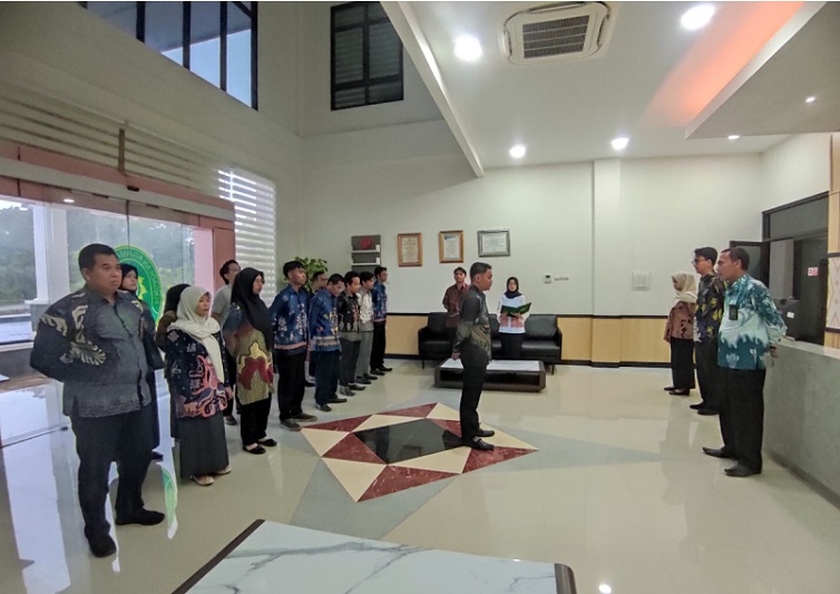 Kondisi hujan deras yang melanda Nanga Bulik tidak menyurutkan pelaksanaan apel Jumat  (4/7/2025) sore di Pengadilan Agama Nanga Bulik. Foto dokumentasi PA Nanga Bulik
