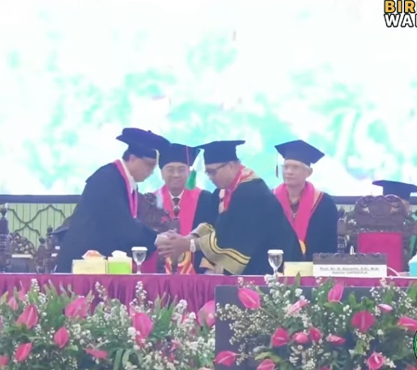 Ketua MA mengucapkan selamat pada pengukuhan Profesor Kehormatan Hakim Agung Yodi Martono Wahyunadi di Auditorium Universitas Islam Sultan Agung Semarang. Foto: YouTube MA