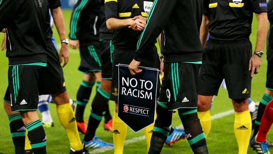 Para pemain dan ofisial mendukung aksi No to Racism, sebelum pertandingan Grup E Liga Champions UEFA antara FC Schalke 04 dan Chelsea di Veltins-Arena pada 22 Oktober 2013 di Gelsenkirchen, Jerman. Foto oleh geotimes.id/Martin Rose/Bongarts/Getty Image
