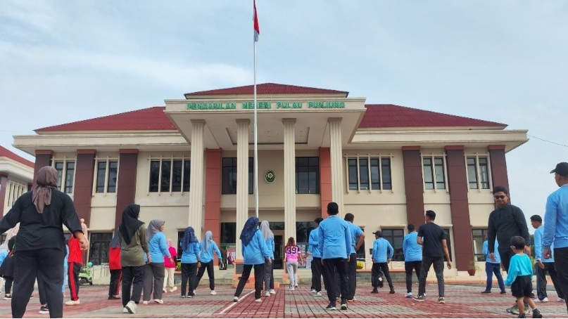 Halaman kantor Pengadilan Negeri Pulau Punjung dipenuhi gerakan dinamis dan tawa hangat dari para aparatur yang mengikuti kegiatan senam bersama pada Jumat (4/7/2025). Foto dokumentasi PN Pulau Punjung