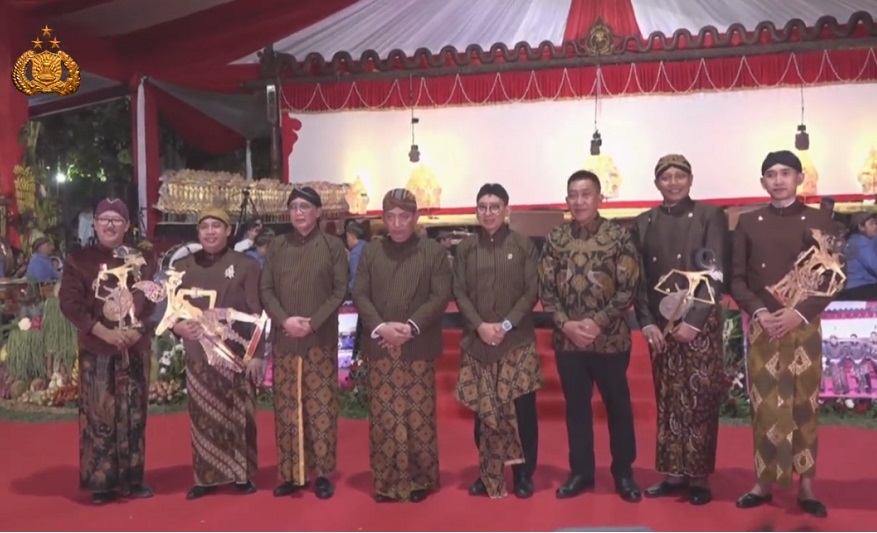 Ketua Mahkamah Agung, Yang Mulia Prof. Dr. Sunarto, S.H., M.H., menghadiri undangan Kepala Kepolisian Negara Republik Indonesia (Kapolri) dalam acara Pagelaran Wayang Kulit untuk merayakan Hari Ulang Tahun (HUT) Bhayangkara Ke-79. Foto YouTube Polri