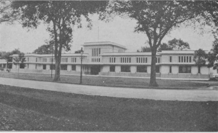 Gedung Rechtshoogeschool, Koningsplein circa 1930 Sumber diesnat.law.ui.ac.id/C. Lekkerkerker, Indië/Hindia (1931)