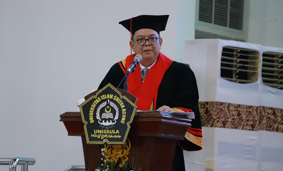 Hakim Agung Yodi Martono Wahyunadi dikukuhkan sebagai Guru Besar Kehormatan dalam bidang Hukum Acara Peradilan Tata Usaha Negara di Auditorium Universitas Islam Sultan Agung (Unissula), Semarang pada Senin (7/7/2025). Foto Humas MA