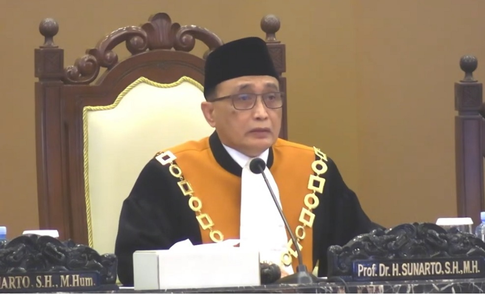 Ketua MA  Prof. Dr. Sunarto, S.H., M.H. saat memberikan sambutan pada Sidang Paripurna Khusus Pemilihan Wakil Ketua Mahkamah Agung RI bidang Yudisial pada Kamis, 10 Juli 2025, di Ruang Kusumah Atmadja. Foto YouTube MA